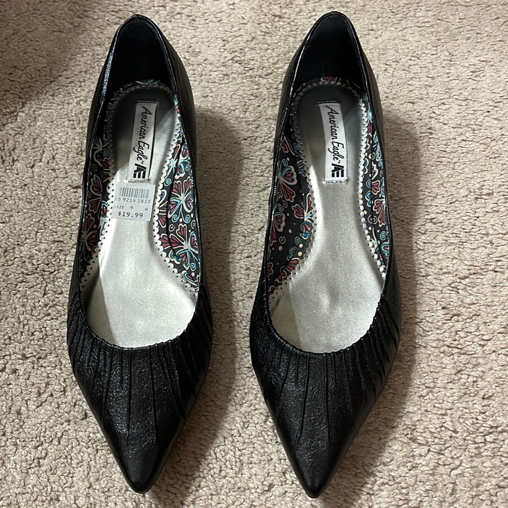 American Eagle black pointed toe flats in size 9W